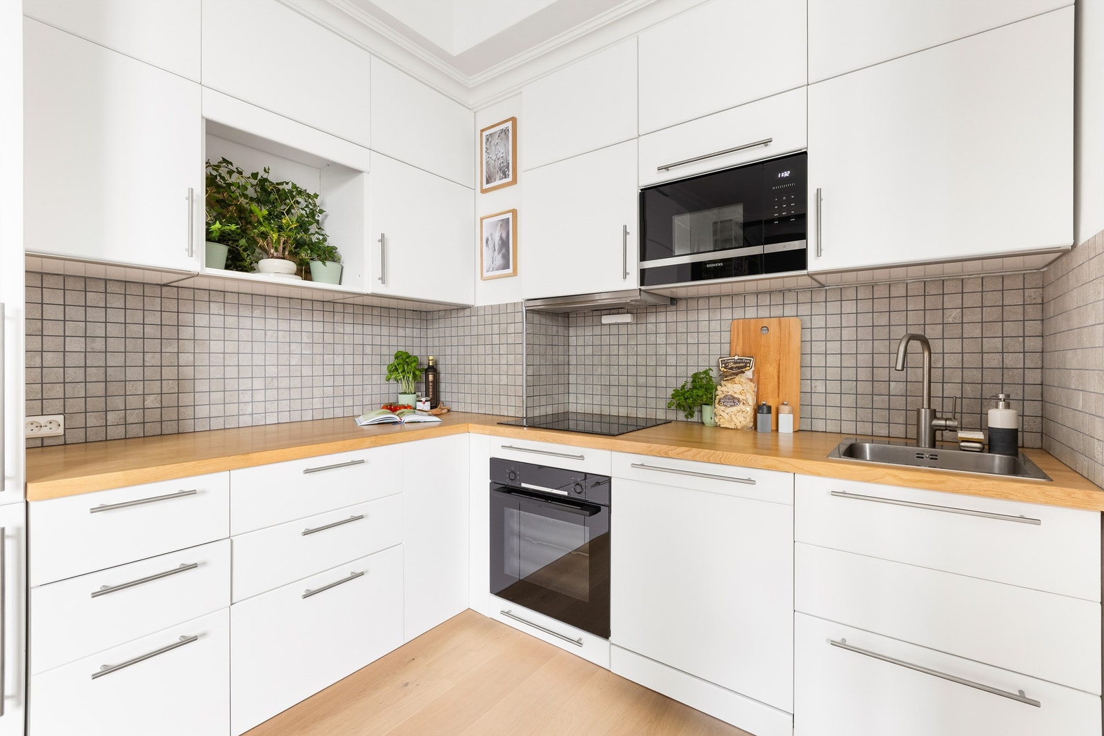 Kjøkkenet er oppgradert 2020 moderne kjøkkeninnredning, nye hvitevarer og benkeplater av treverk som gir et varmt og innbydende preg til kjøkkenet. Galleribilde