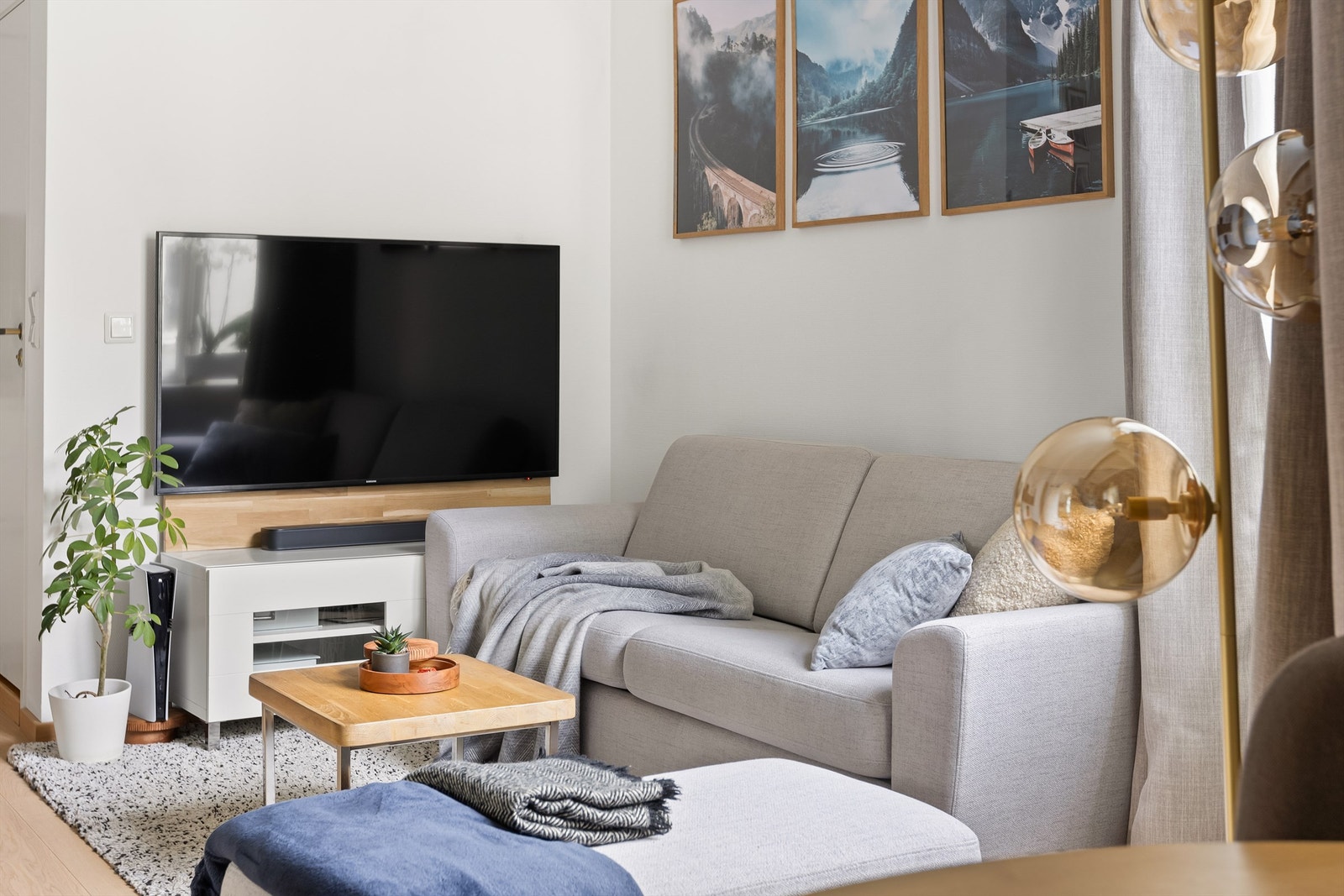 Koselig stue med plass til sofamøblement og mediemøblement. Galleribilde