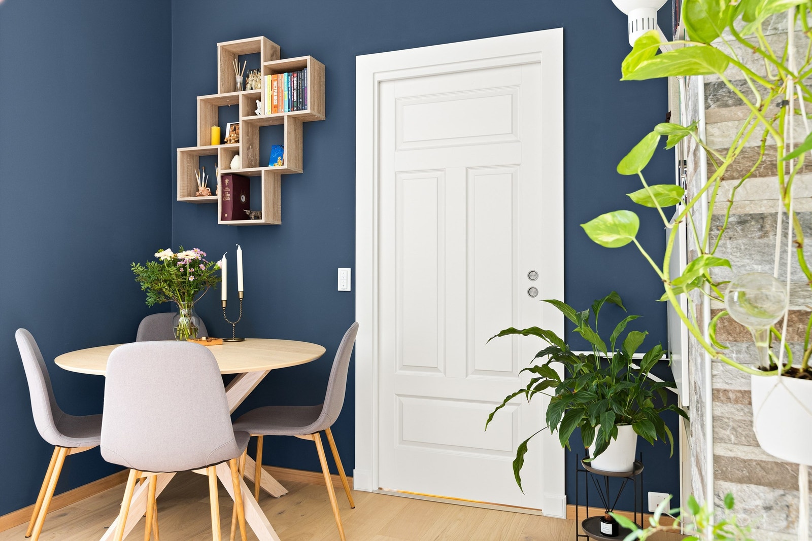 Nåværende eiere har montert praktisk skyvedørsdør inn til soverommet. Galleribilde