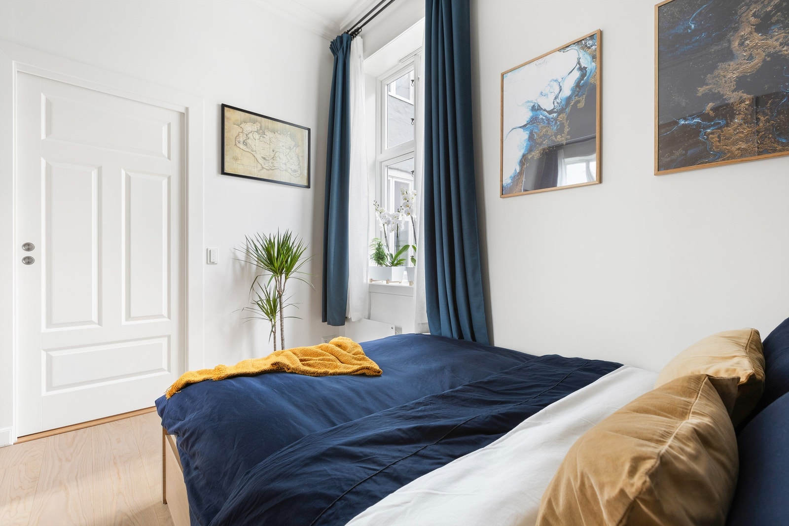 De store vinduene slipper inn naturlig lys, som skaper en lys og luftig atmosfære. Galleribilde