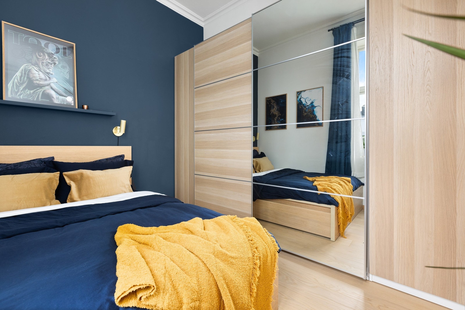 Rommet er utstyrt med en praktisk skyvedørsgarderobe som gir deg rikelig med oppbevaringsplass. Galleribilde