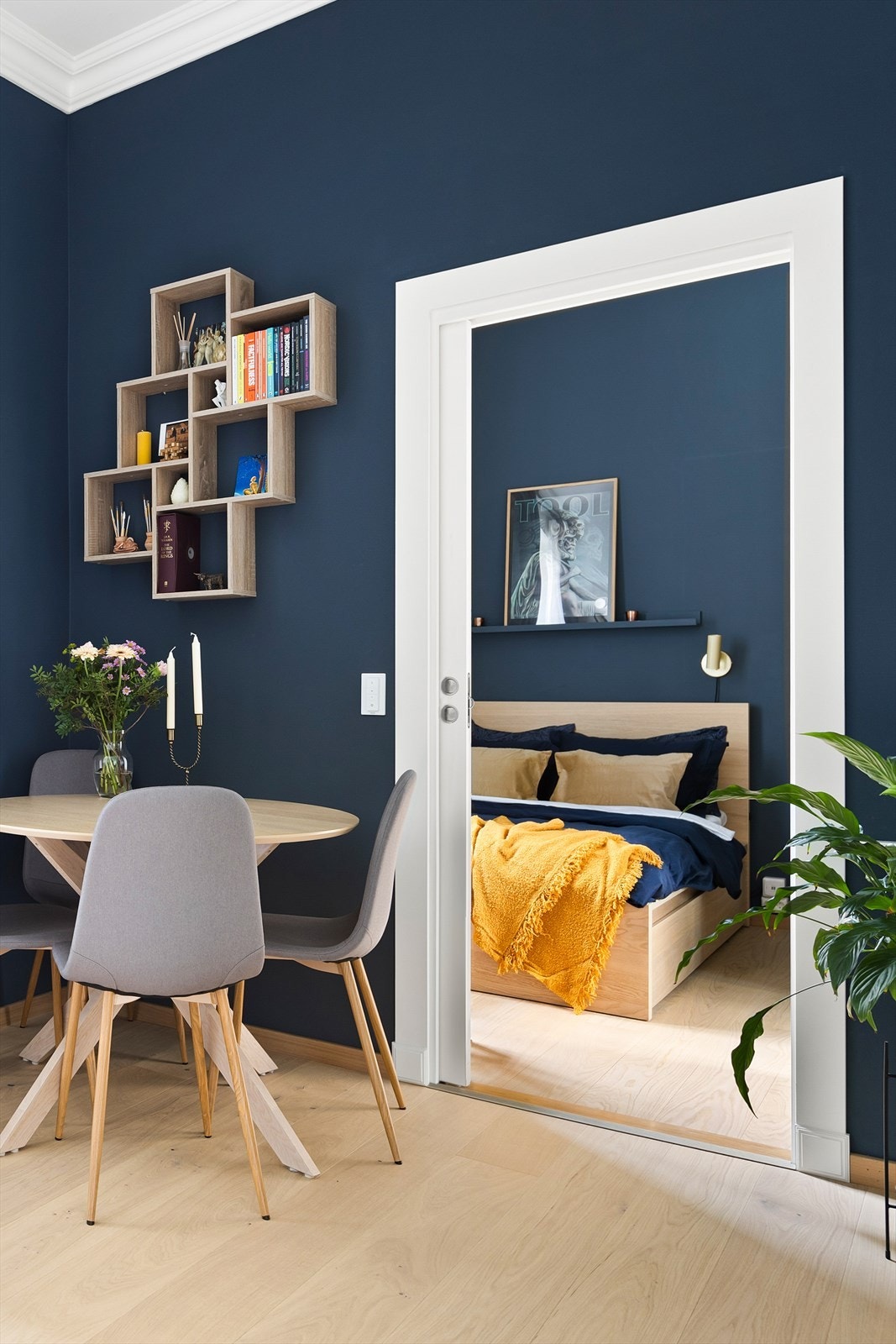 Leiligheten har en åpen planløsning, samt et romslig soverom som gir deg rikelig med plass og komfort. Galleribilde