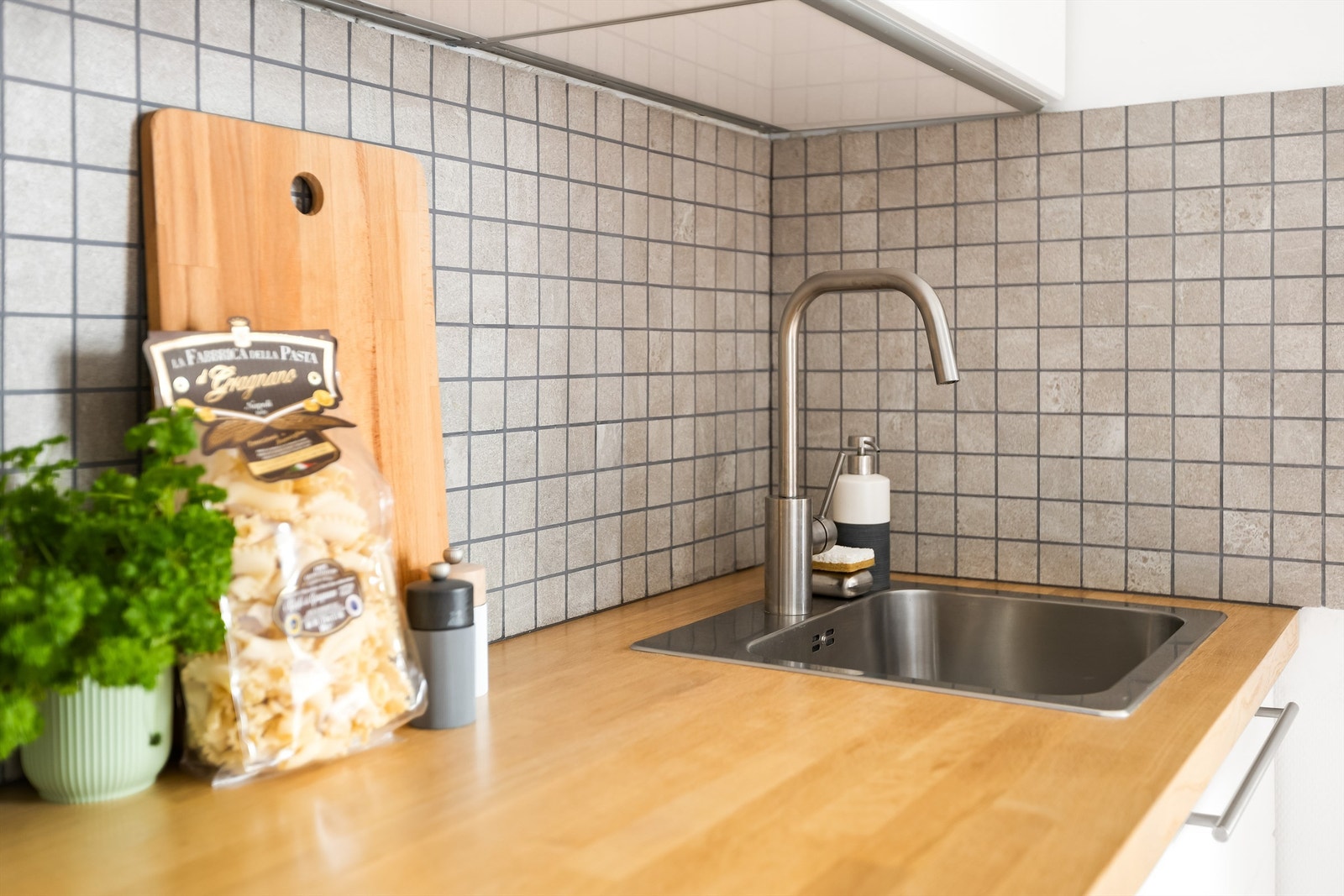 Dette kjøkkenet er utformet for å gjøre matlaging til en glede, samtidig som det gir et moderne uttrykk til hjemmet ditt. Galleribilde