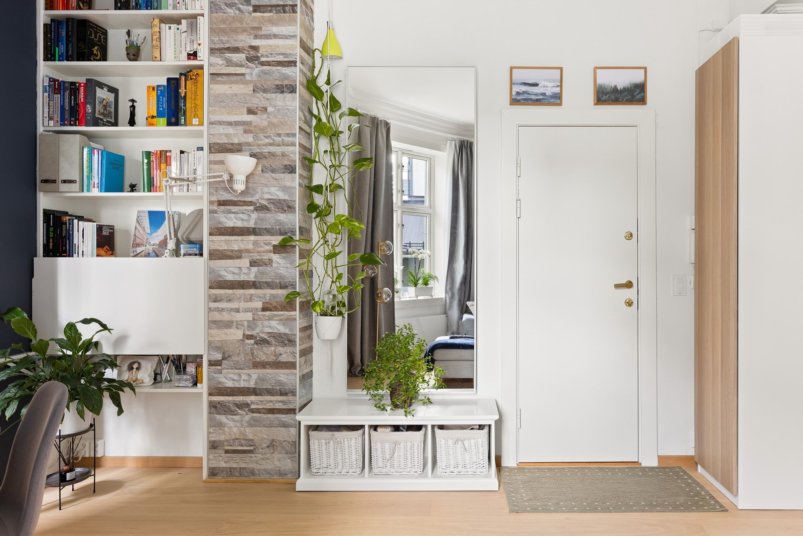 Velkommen inn, her er skapplass til å henge fra seg yttertøy og annet og callinganlegg for å slippe inn gjester. Galleribilde