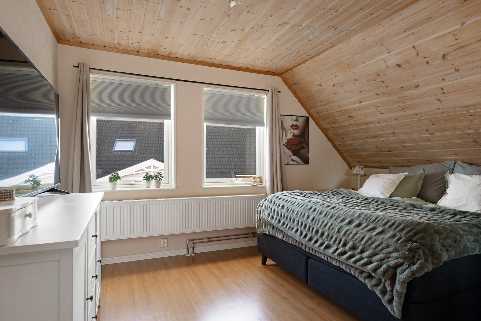 Hovedsoverommet i 2. etasje med tilknyttet walk-in closet. Galleribilde