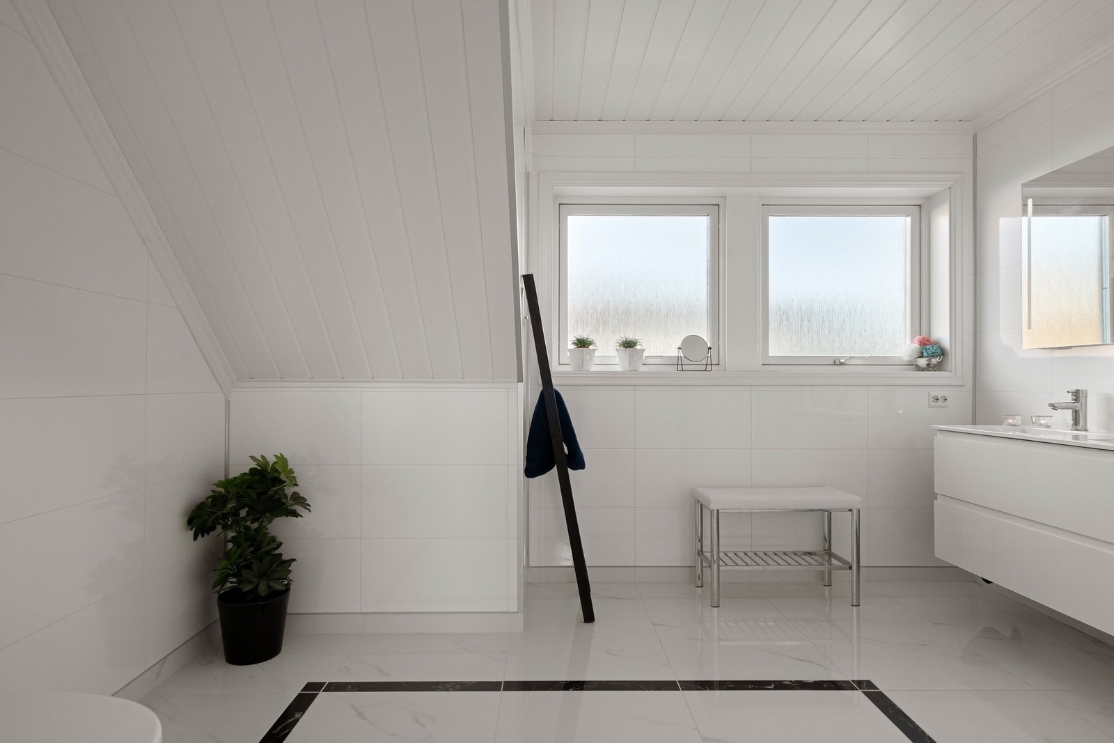 Badet i 2. etasje er renovert i 2018 og har delikate materialvalg. Galleribilde