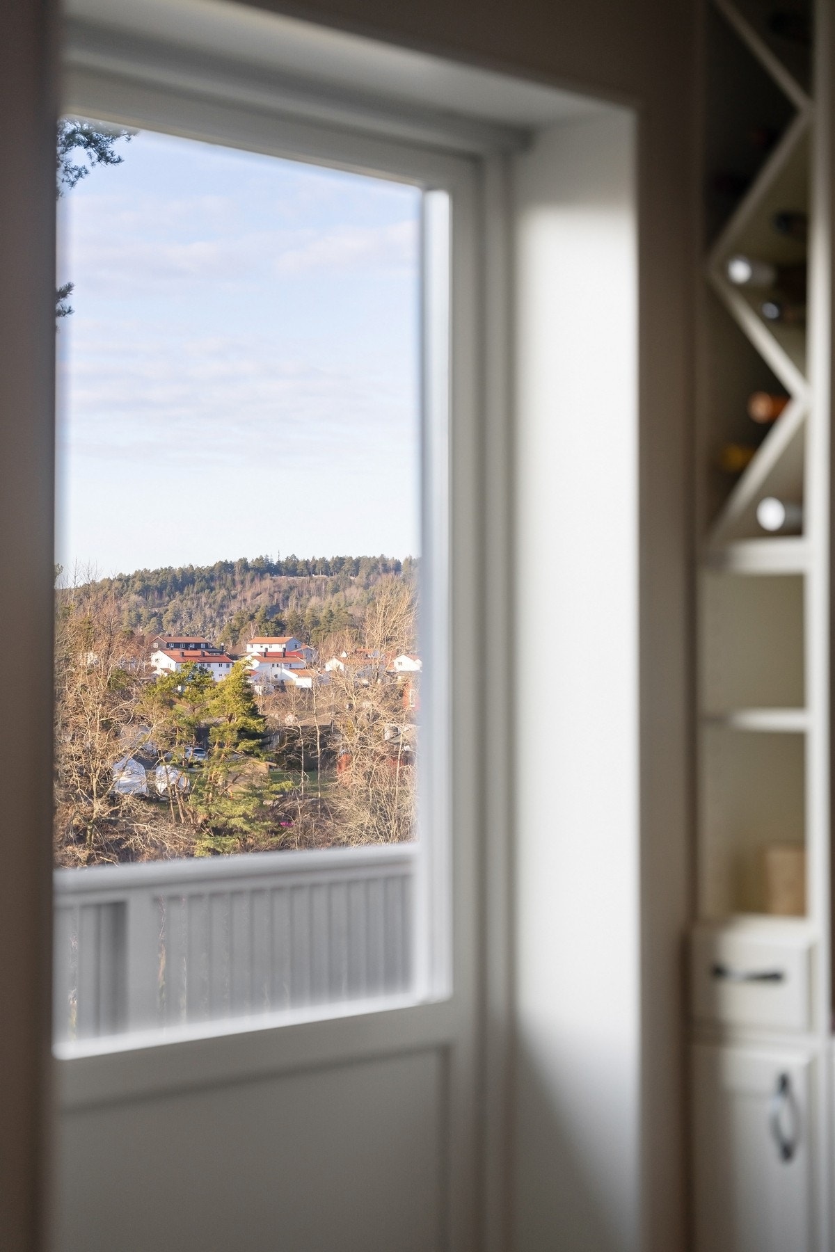 Det er også egen utgang til verandaen fra kjøkkenet. Herfra kan du også skimte Opsund og Ravneberget. Galleribilde