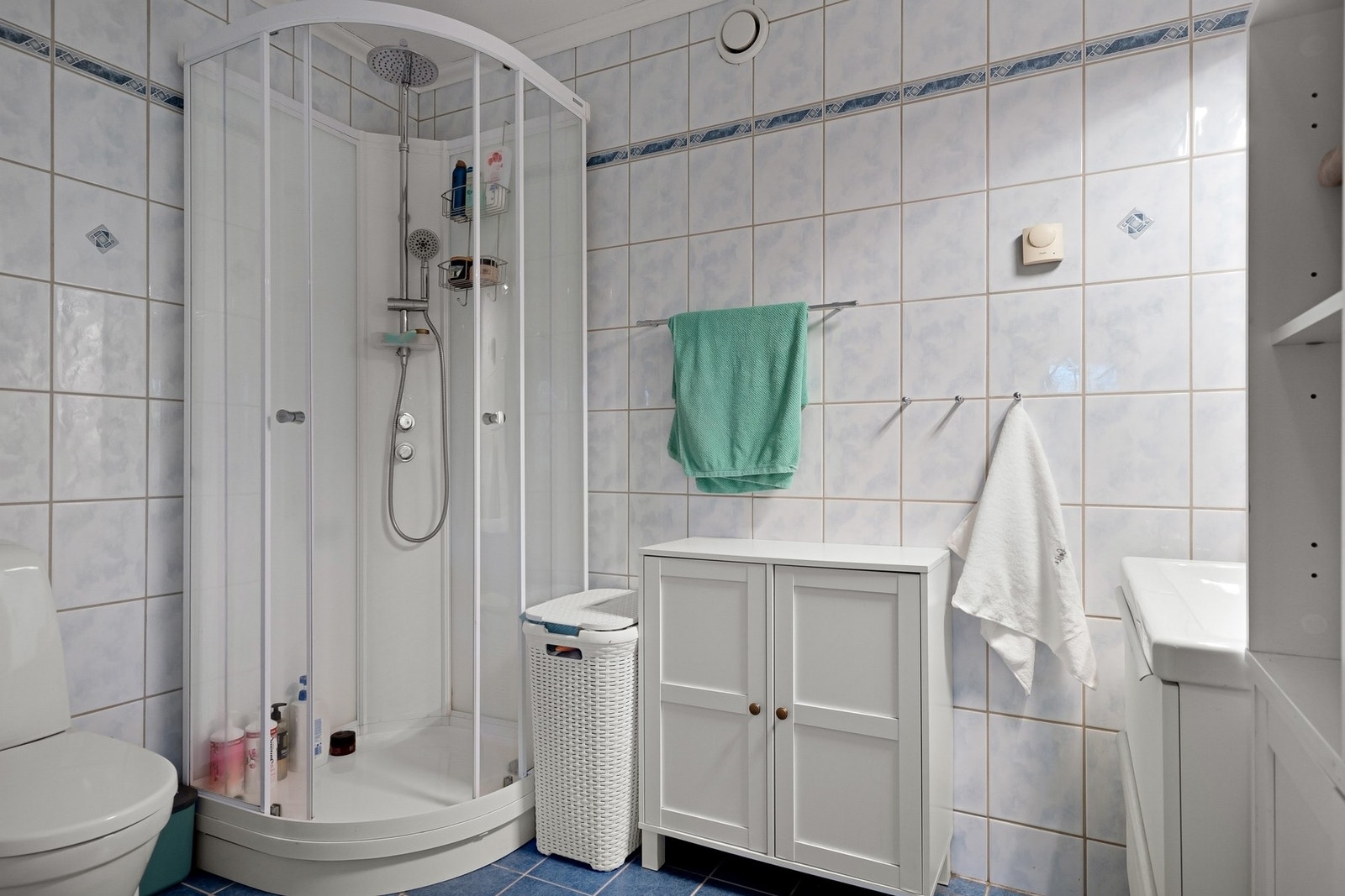 Badet i utleiedelen er flislagt og har nedfelt servant, toalett og dusjkabinett. Galleribilde