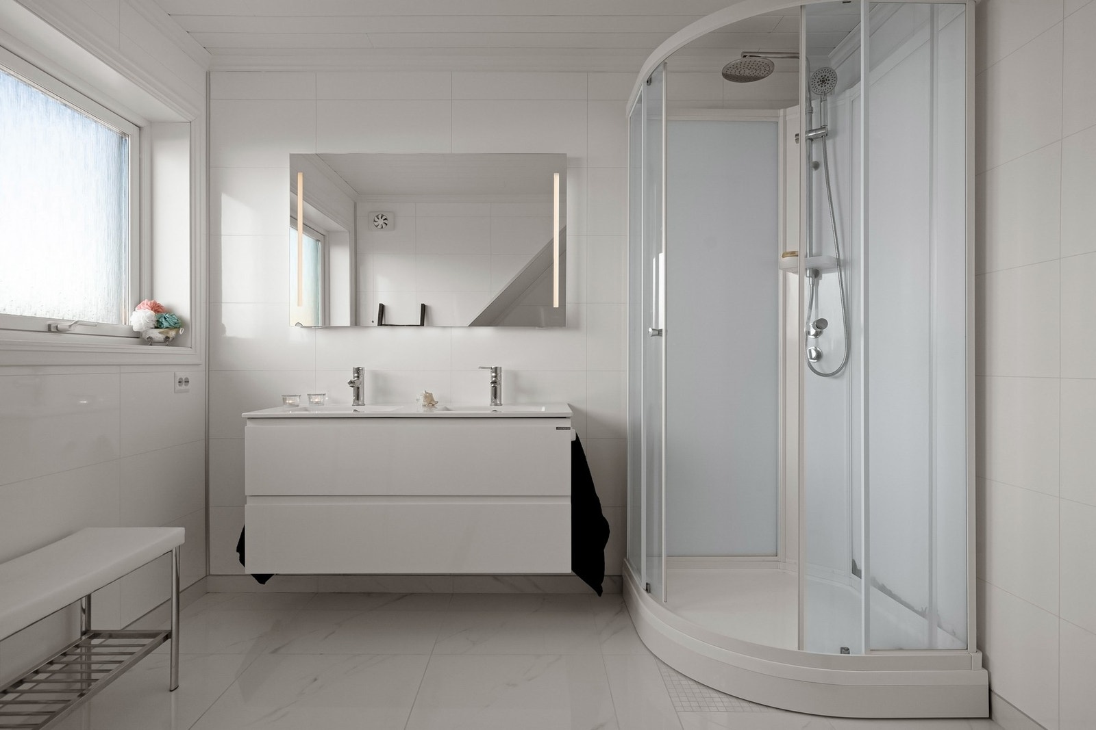 Badet har dobbel nedfelt servant, dusjkabinett og toalett. Galleribilde
