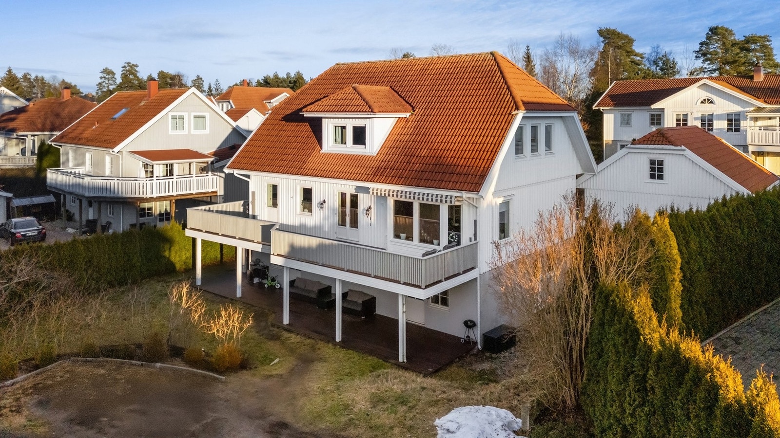 Boligen går over to plan og underetasje. I underetasjen er det godkjent utleieleilighet. Galleribilde