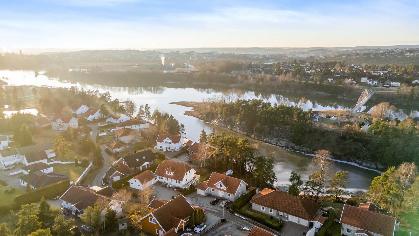 Barnevennlig og populær beliggenhet i en blindvei på Hafslundsøy, ca. 5 km fra Sarpsborg sentrum. Galleribilde