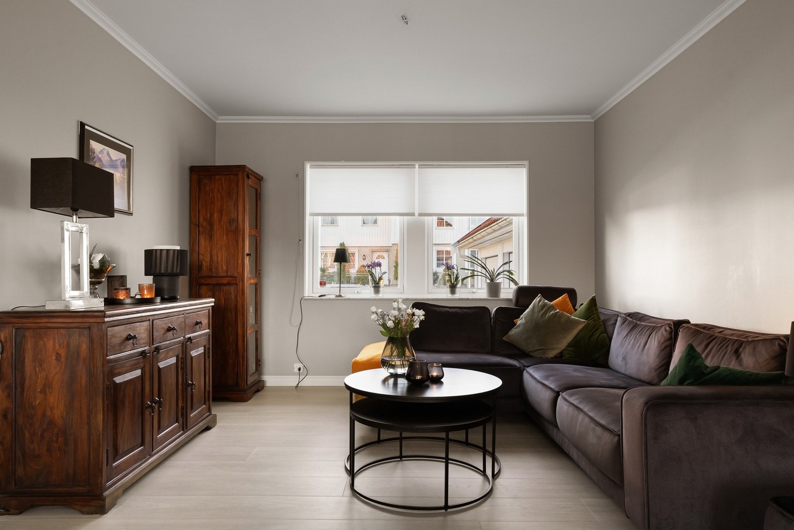 Hyggelig stue med plass til sofagruppe. Opprinnelig er denne delen av stuen et soverom. Galleribilde
