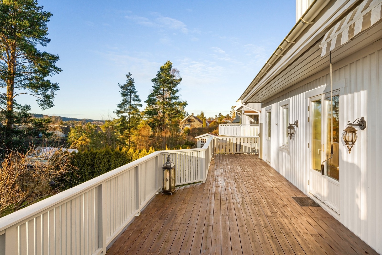 Verandaen strekker seg rundt to sider av boligen og har gode solforhold! Galleribilde