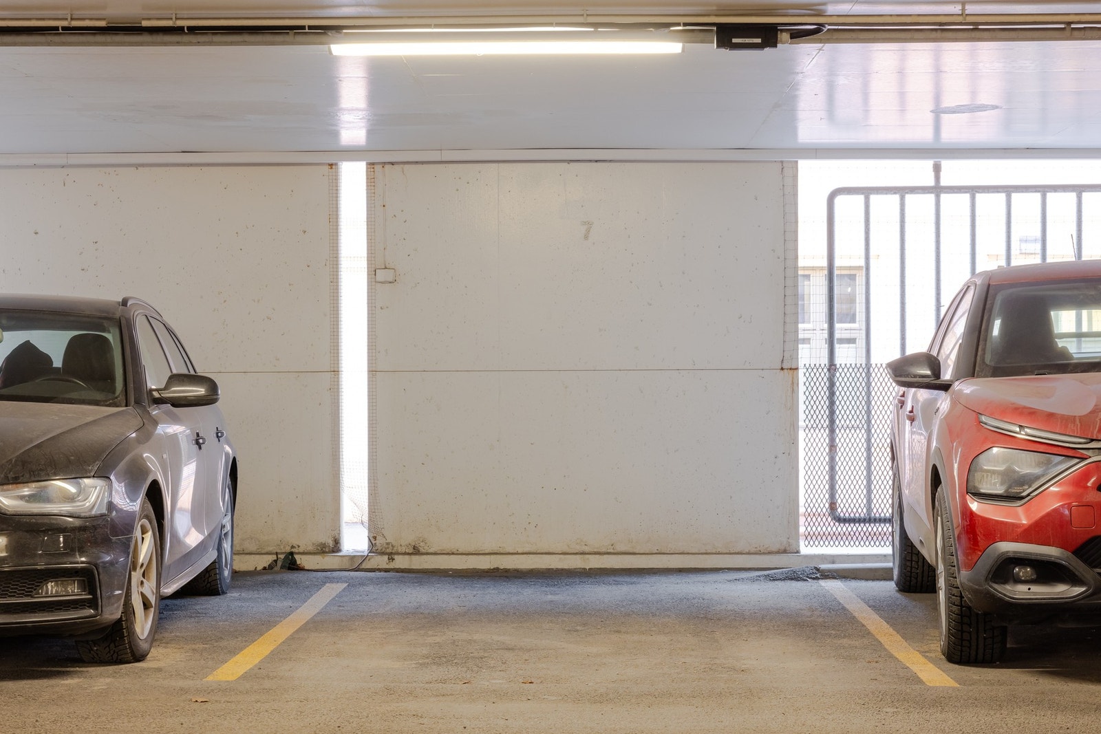 Det medfølger garasjeplass. Her er det mulighet å etablere lader til elbil om ønskelig. Galleribilde