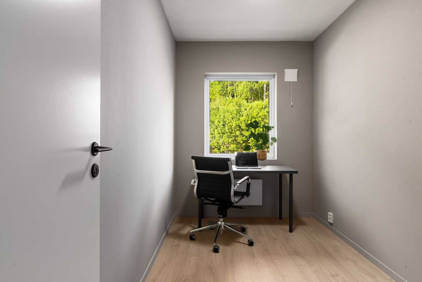 Det minste soverommet er likt de øvrige i utforming. Er idag innredet som kontor. Galleribilde