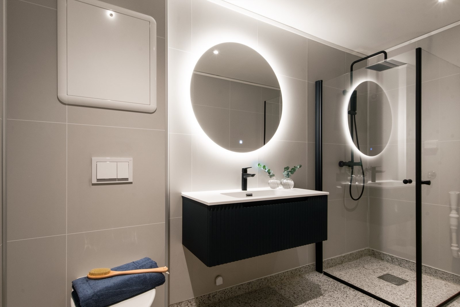 Lekkert bad fra 2023 - delikat med svarte detaljer! Galleribilde