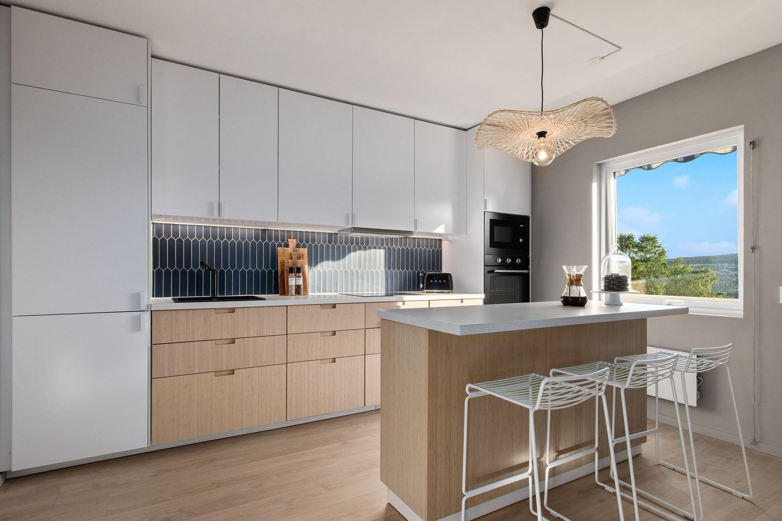 Romslig kjøkken med integrerte hvitevarer og praktisk kjøkkenøy! Galleribilde