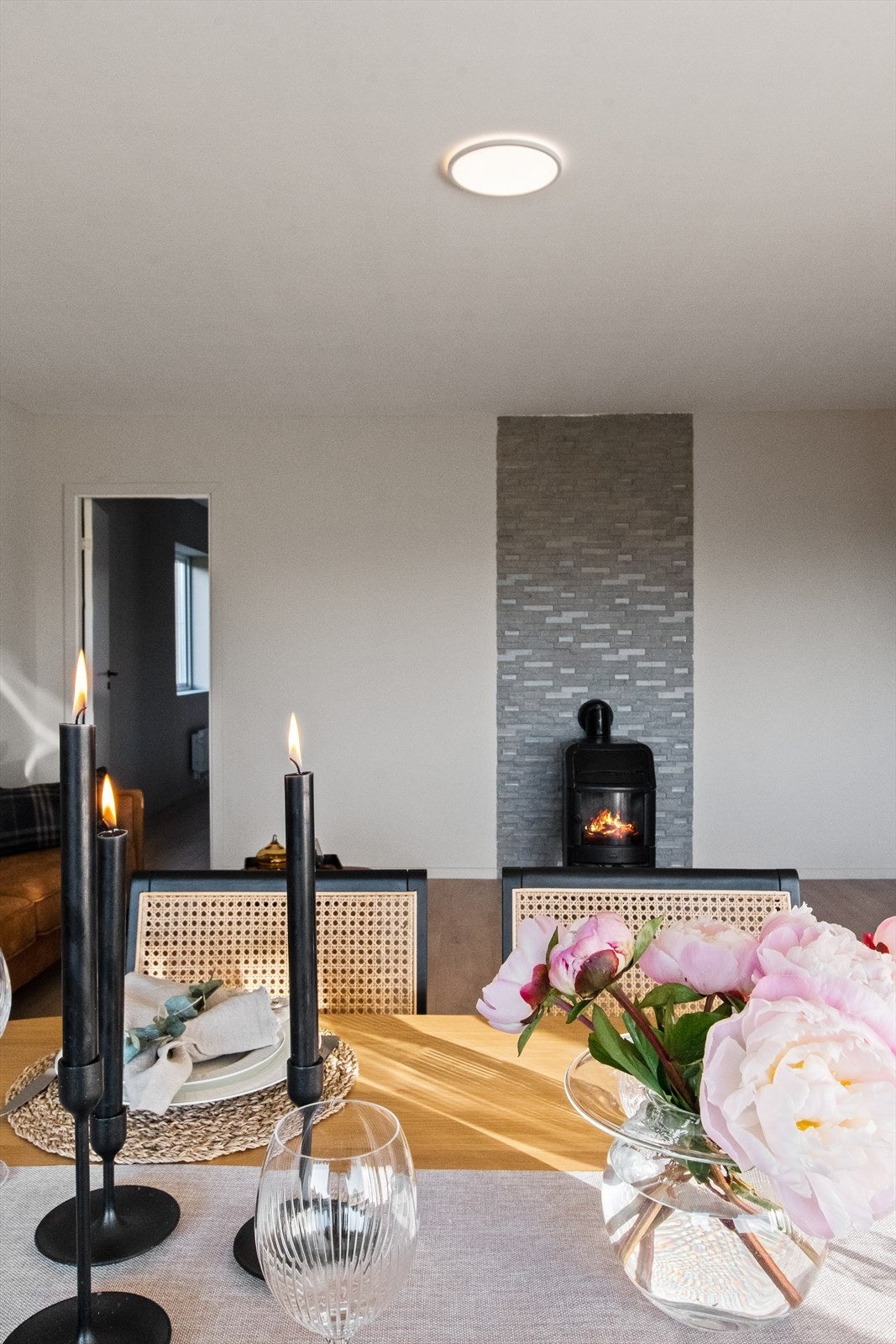 Spisestue ligger rett ut for kjøkkenet og leiligheten har hyggelig vedfyringsmulighet i den kalde vintertiden. Galleribilde