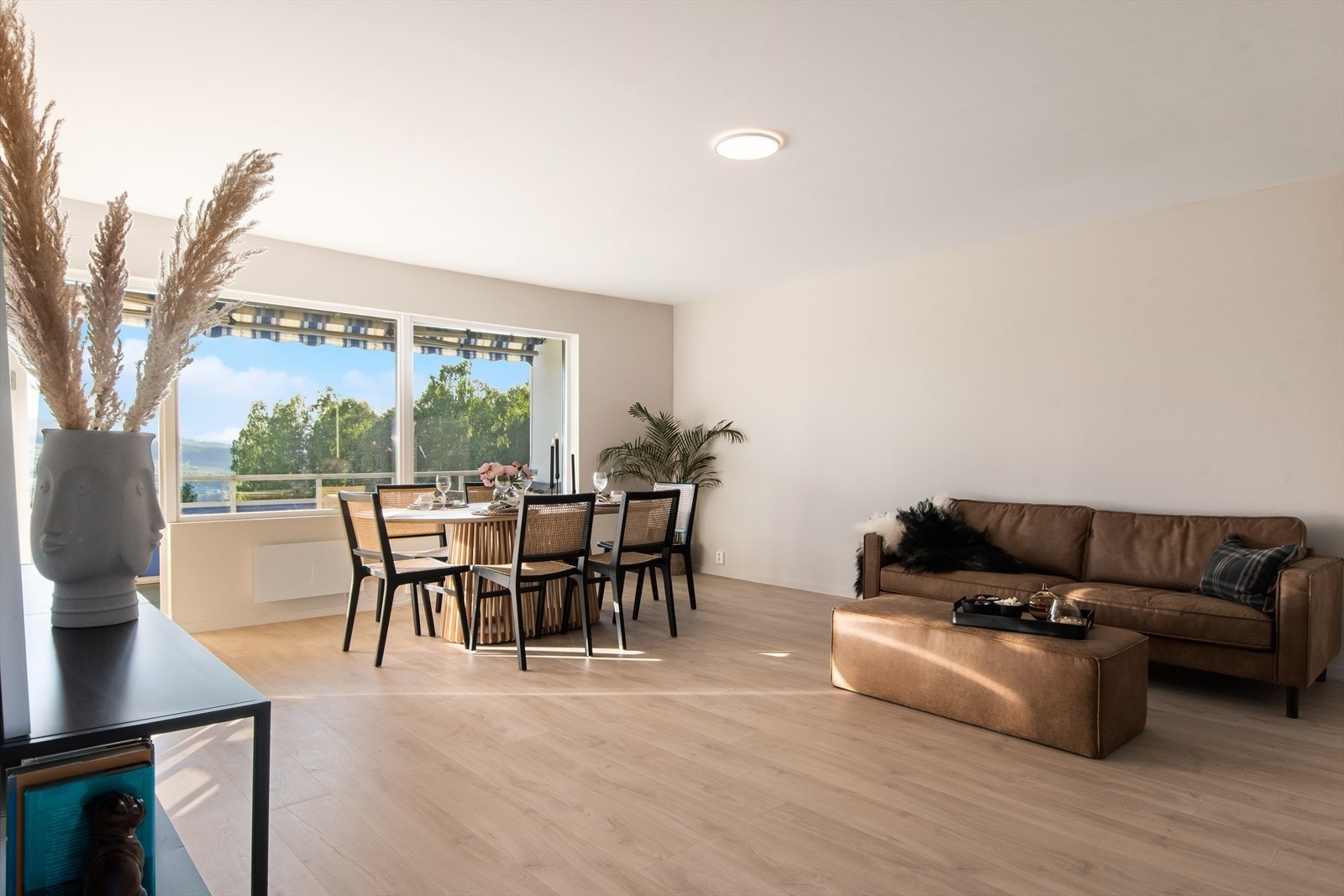 En romslig og lys stue i tidsriktig stil! Galleribilde