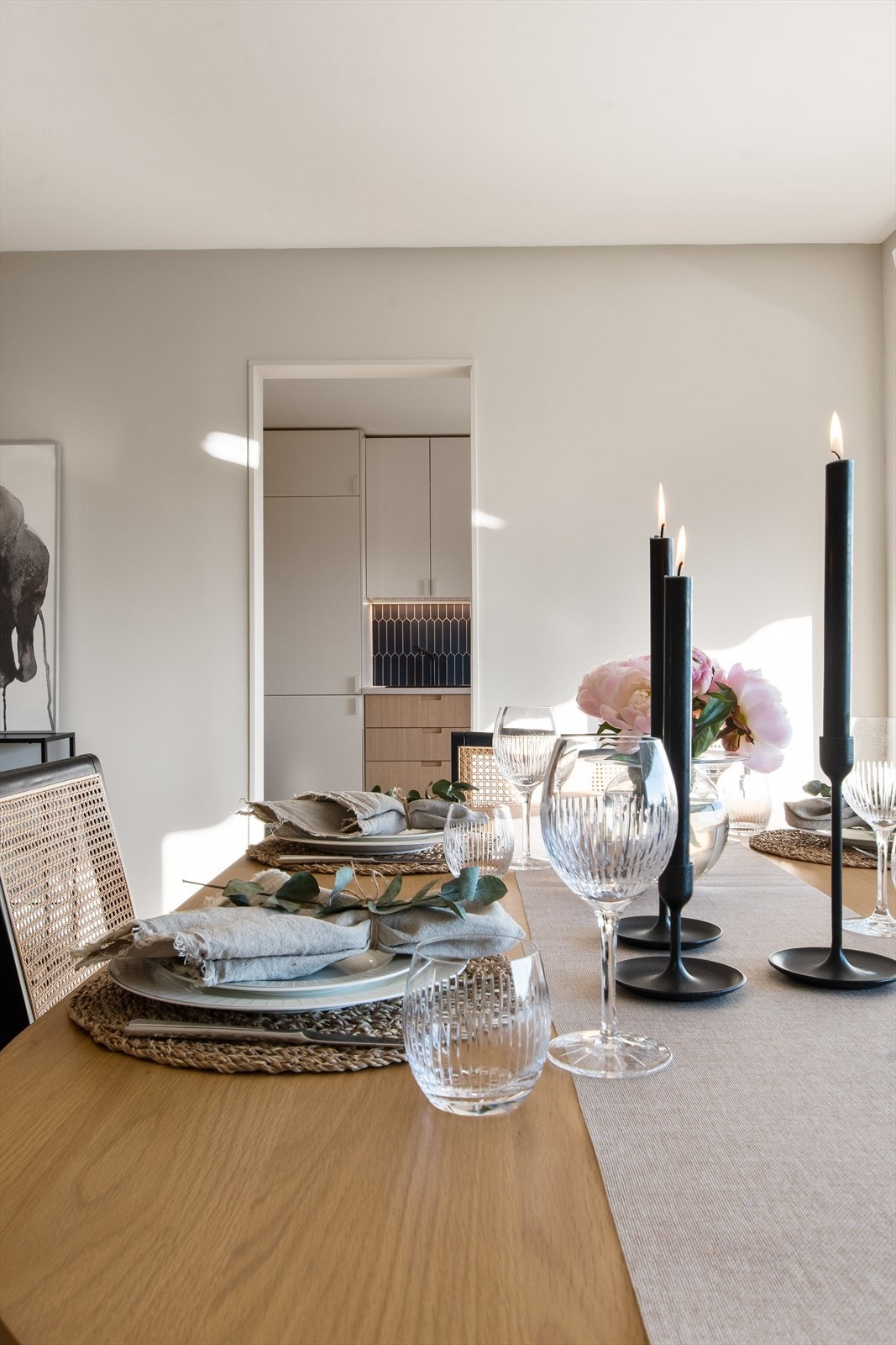 Det er enkelt å underholde middagsgjestene med så kort avstand til kjøkkenet. Galleribilde