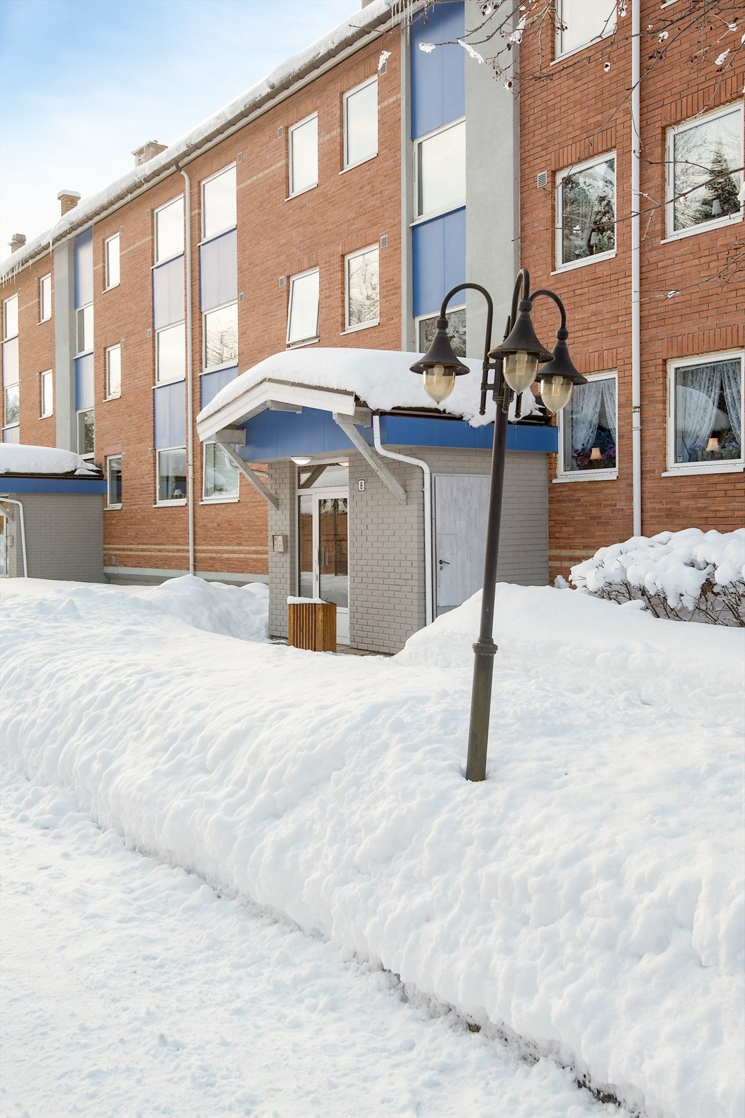 Inngangsparti med calling-anlegg. Galleribilde