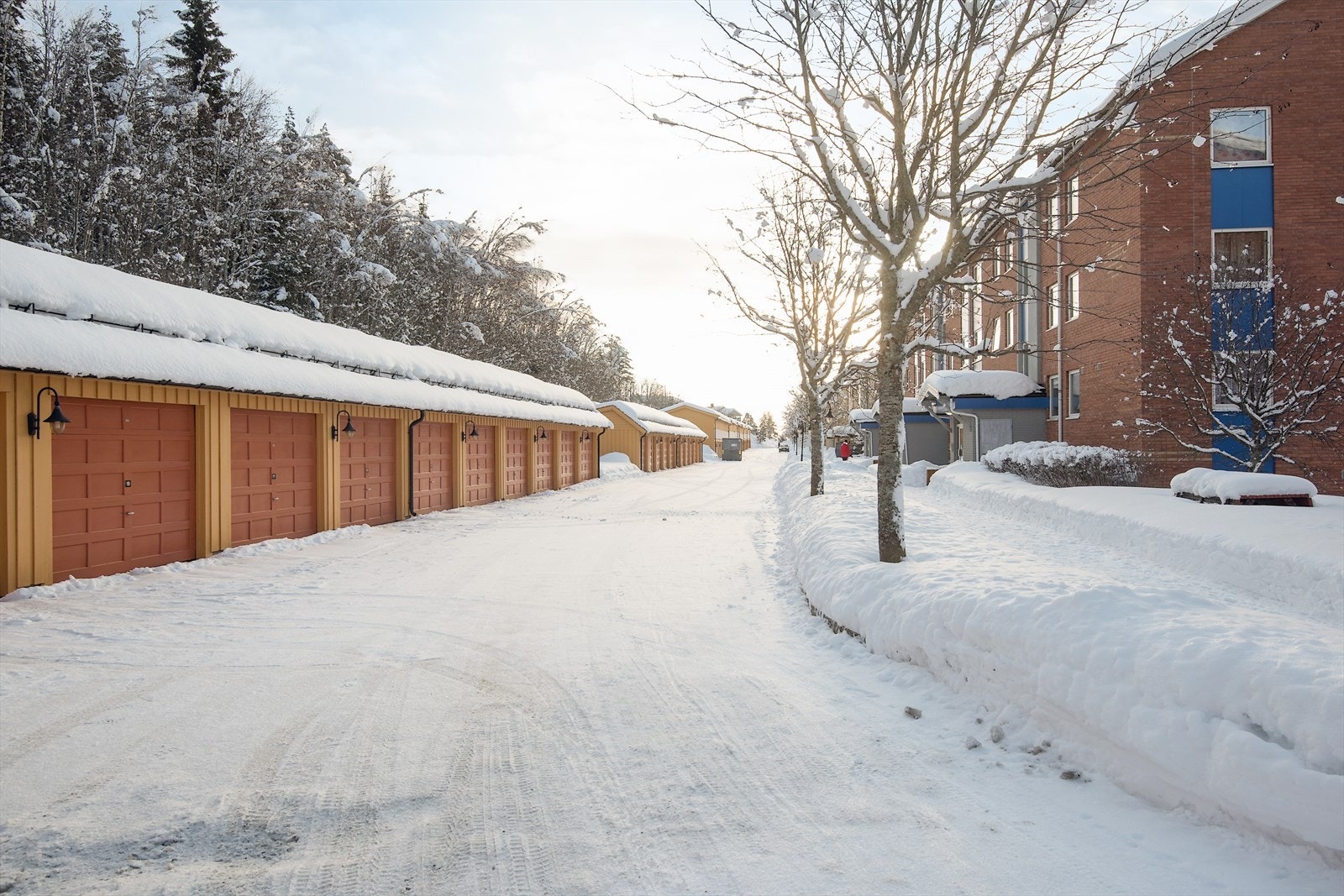 Garasje i fellesanlegg med motorisert leddport. Kun noen få skritt unna døra! Galleribilde