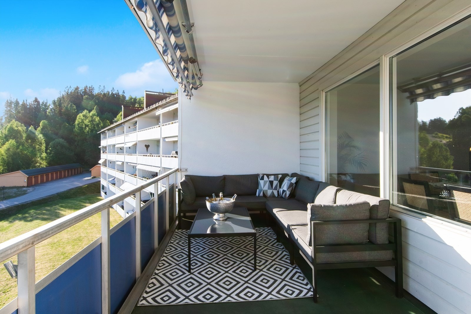 Terrassen er sydvest-vendt så her er det muligheter for høy solfaktor og hyggelig "lag". Galleribilde