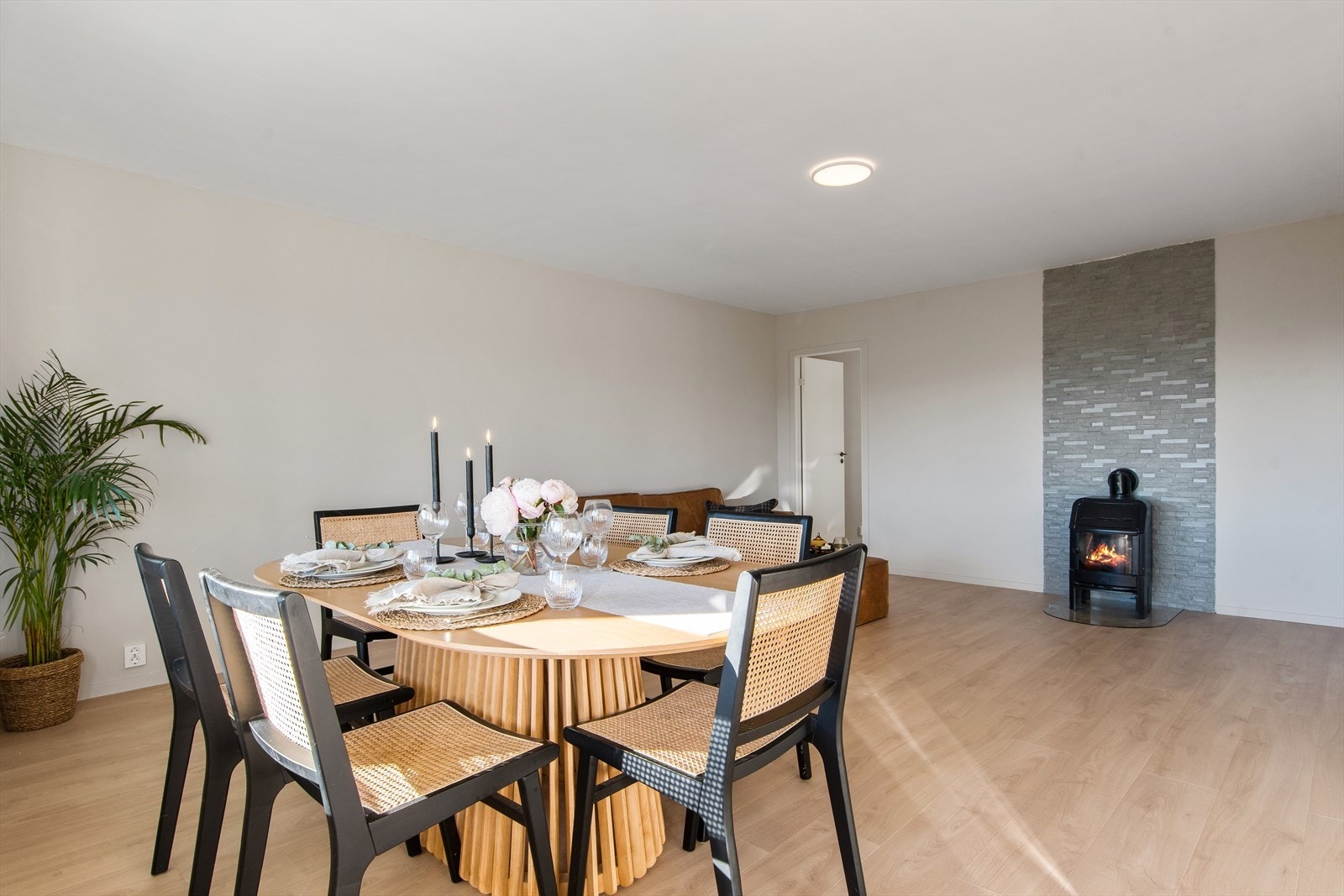 Spisestuen har gode solforhold. Til og med en koselig vedovn for kalde vinterkvelder! Galleribilde