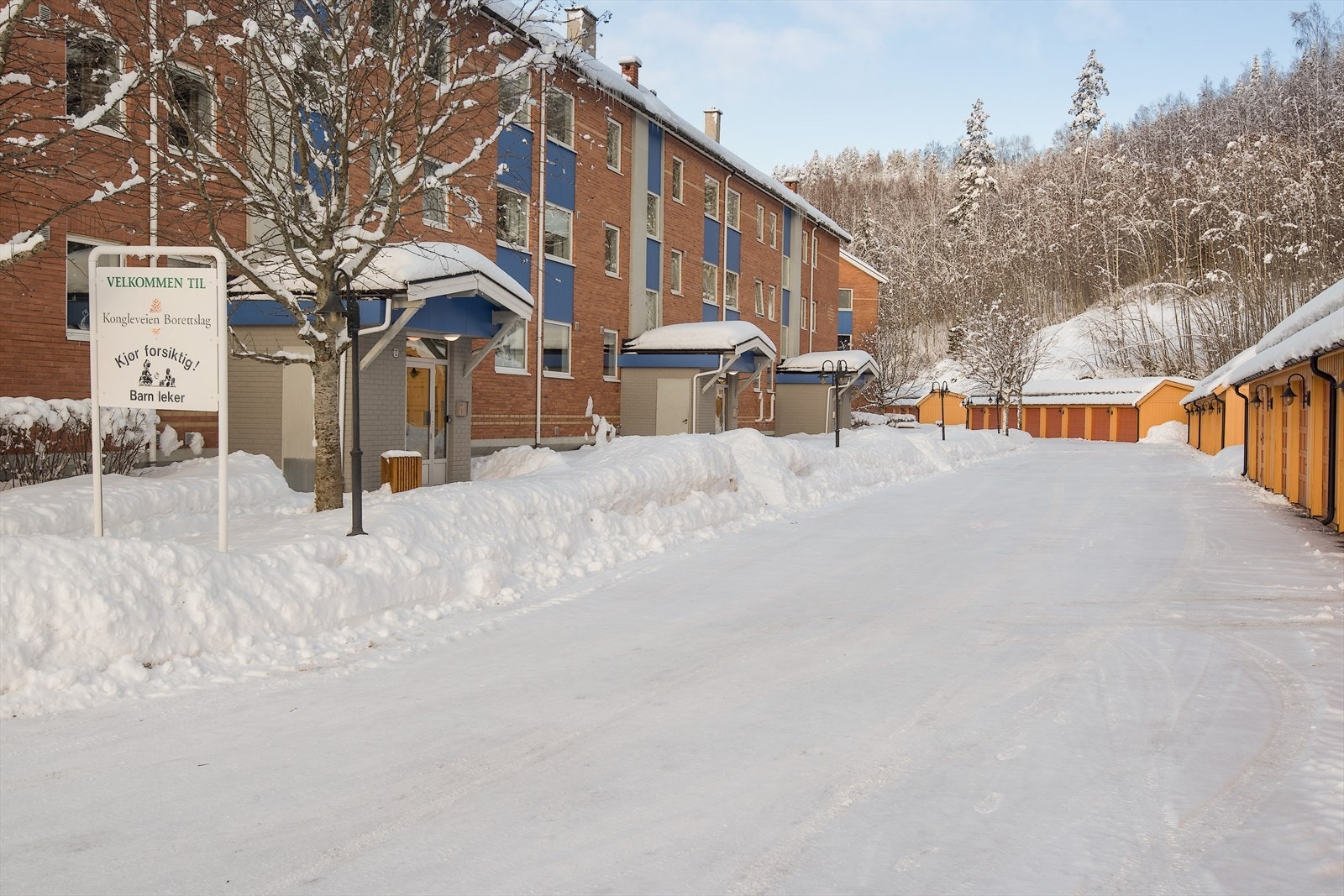 Fasade av blokken - hyggelig nærområde med ordna forhold Galleribilde