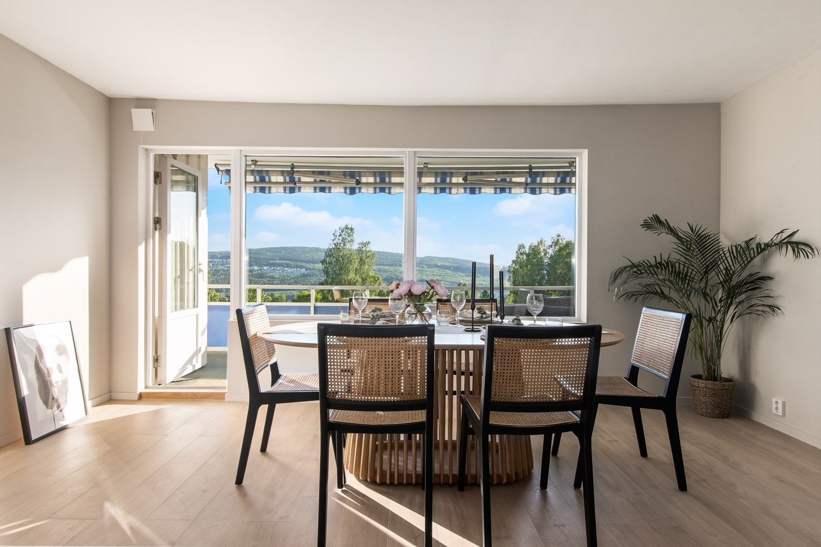 Fra spisestuen er det utgang til en solrik terrasse med fin utsikt. Galleribilde