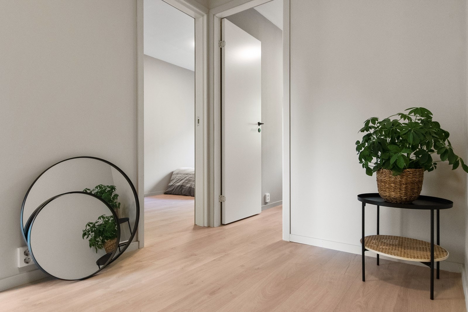 Leiligheten har en romslig gang med muligheter for å sette inn skap for oppbevaring om det er ønskelig. Galleribilde