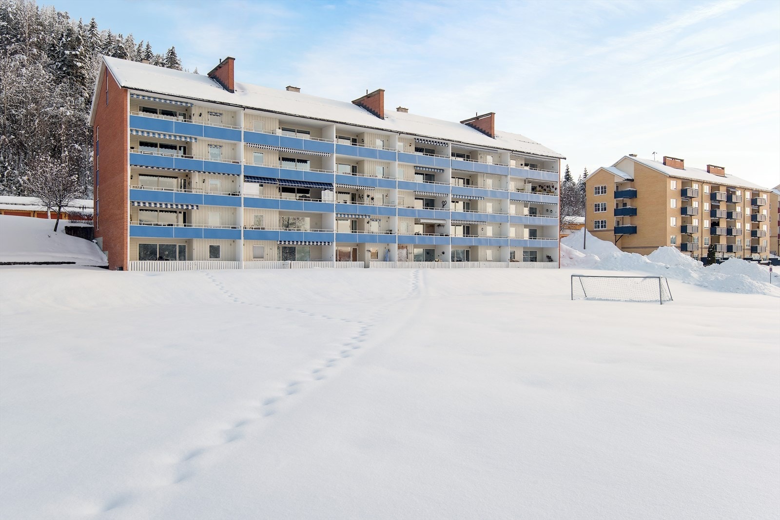 Store lekeområder for barn og/eller "lekne voksne" rett utenfor blokka. Galleribilde