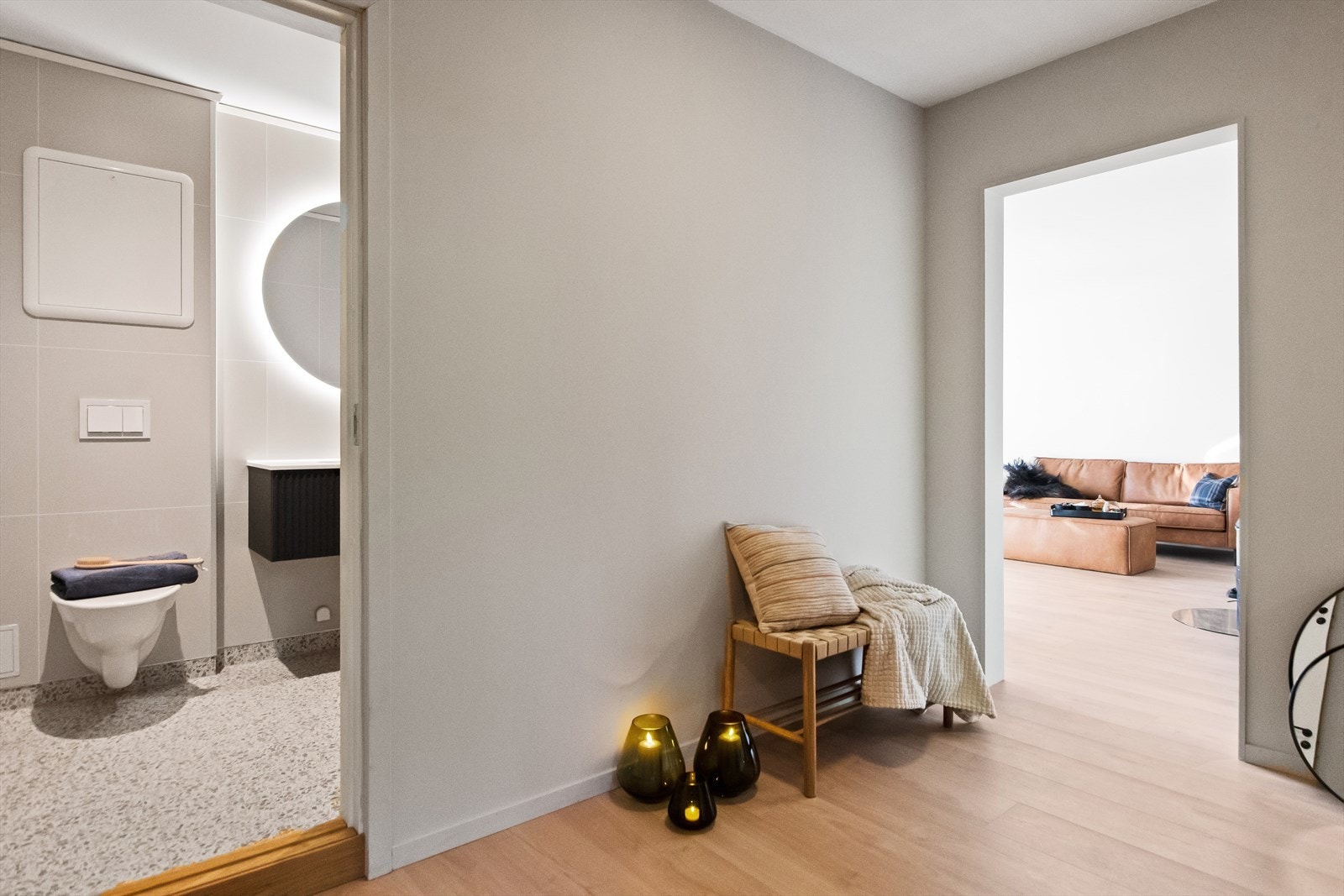 Fra gangen er det inngang til bad, stue samt to av soverommene. Galleribilde