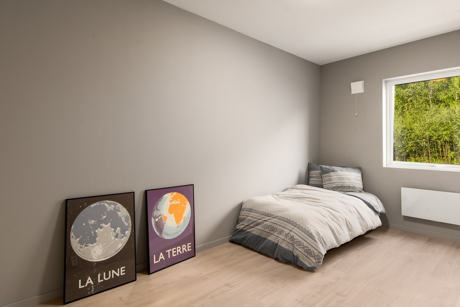 Soverom 2 - god størrelse i lun og fin farge malt på slette gipsplater. Galleribilde