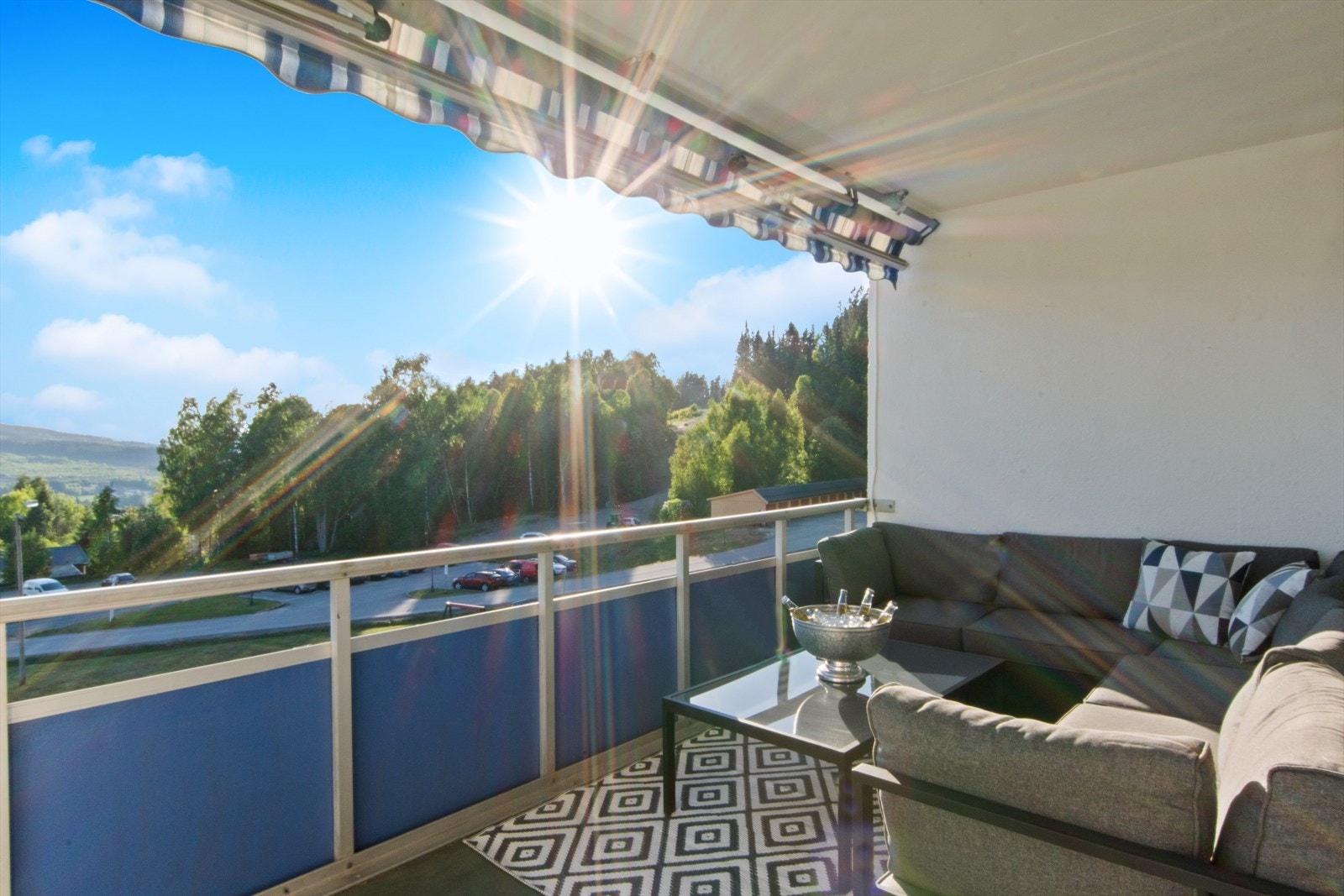 Solrik balkong uten innsyn - god plass for koselige kvelder med venner og familie! Galleribilde