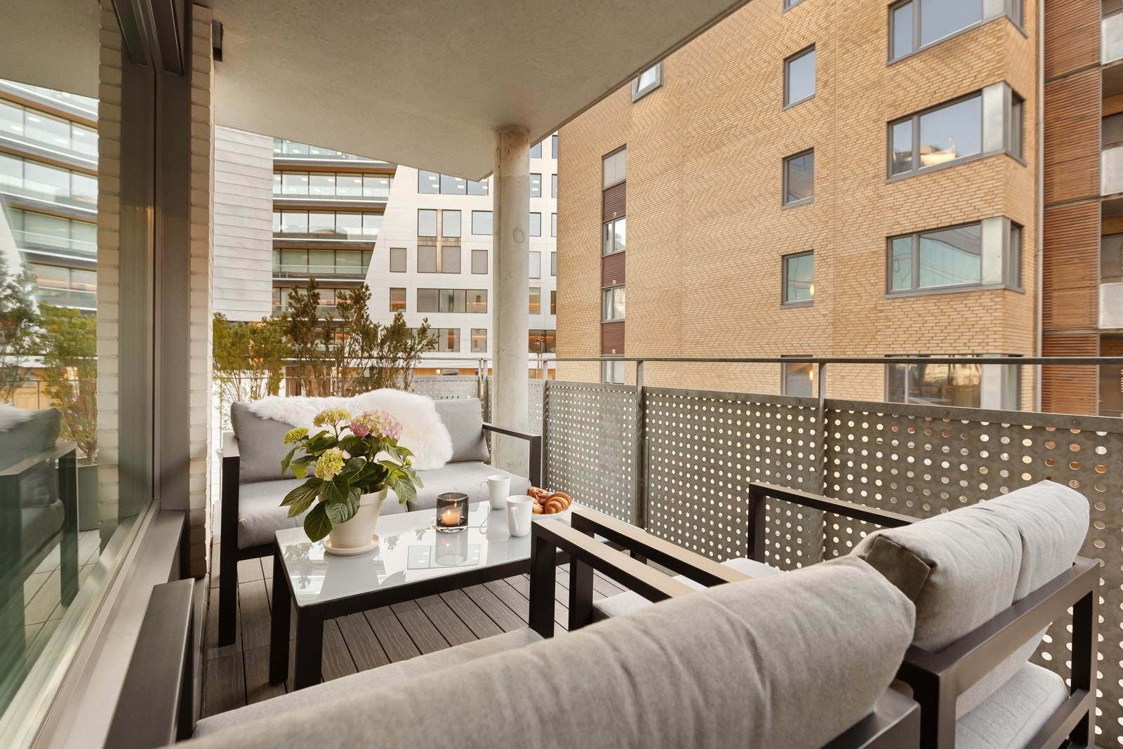 Romslig balkong Galleribilde