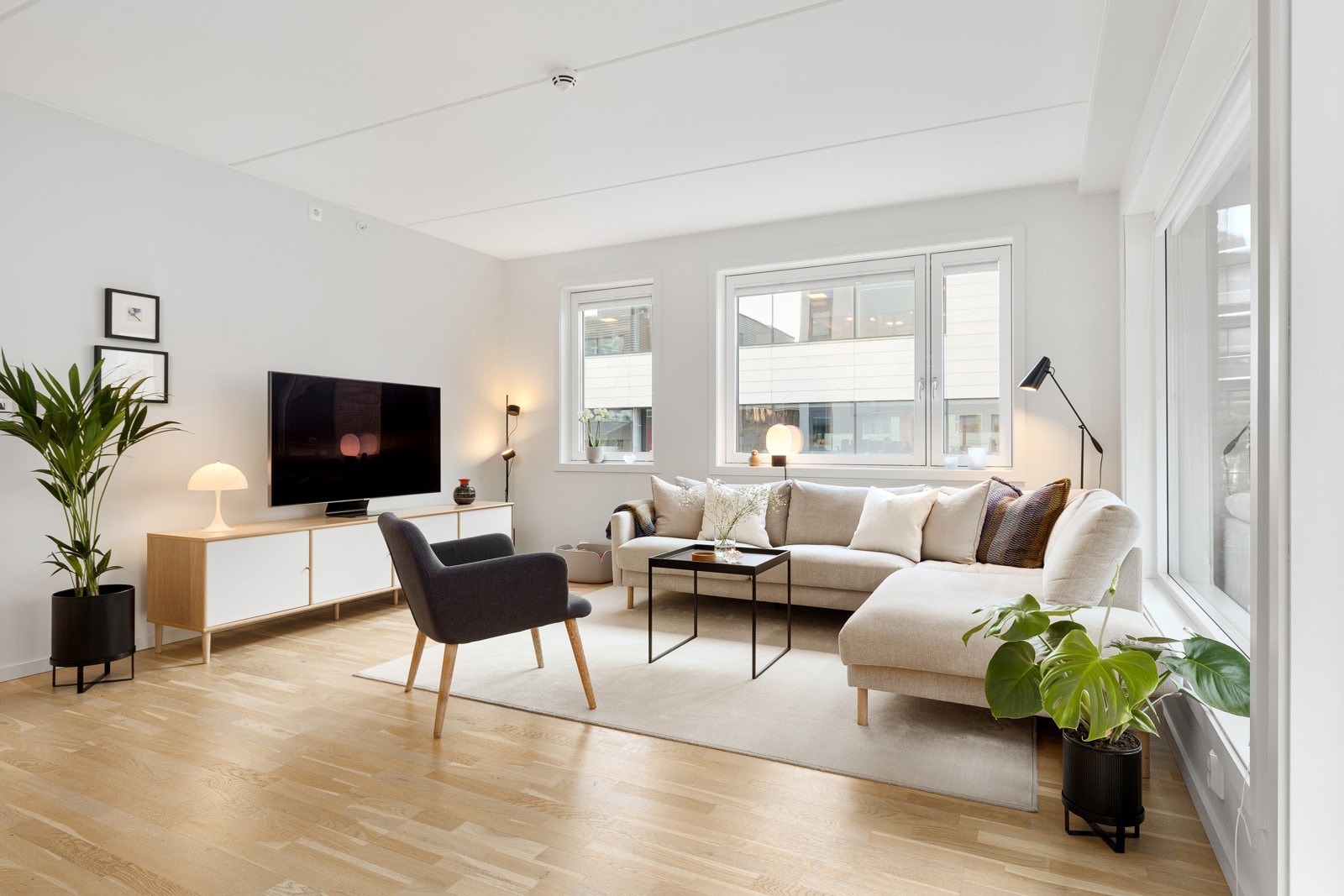 Lys og romslig stue Galleribilde