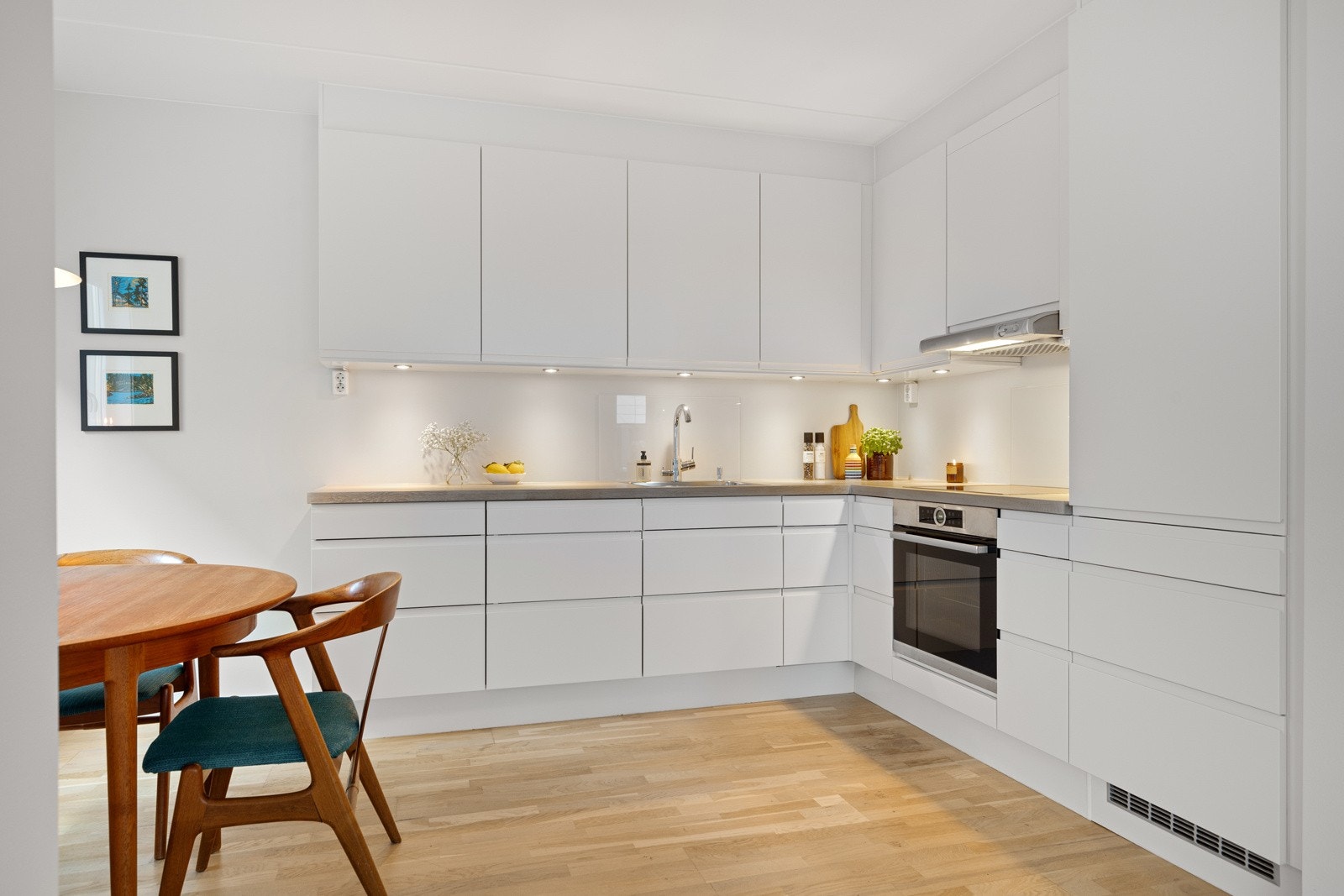 Tidløst og moderne kjøkken - stekeovnen var ny i 2023 Galleribilde