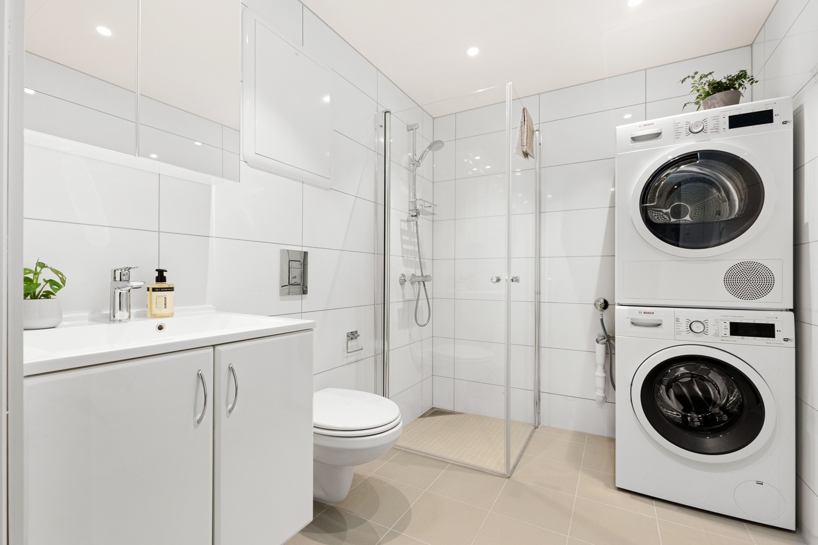 Helfliset bad med varmekabler i gulvet - opplegg for vaskemaskin og tørketrommel Galleribilde