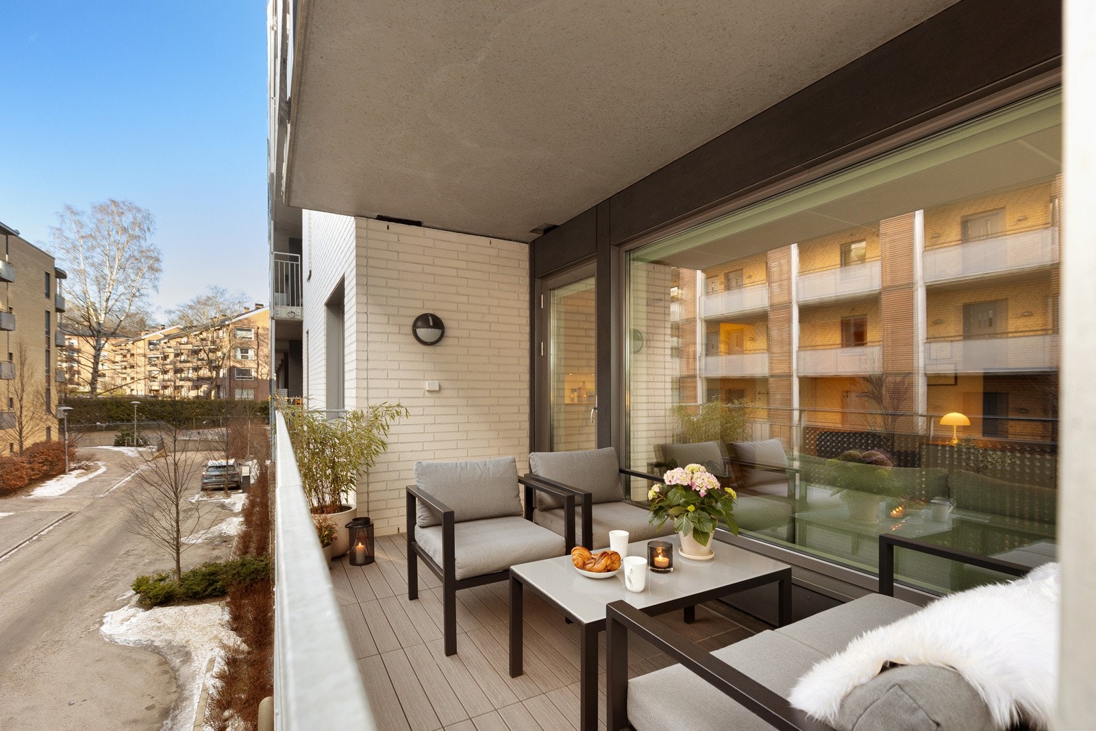 Fra stuen er det utgang til vestvendt balkong på 11 kvm Galleribilde