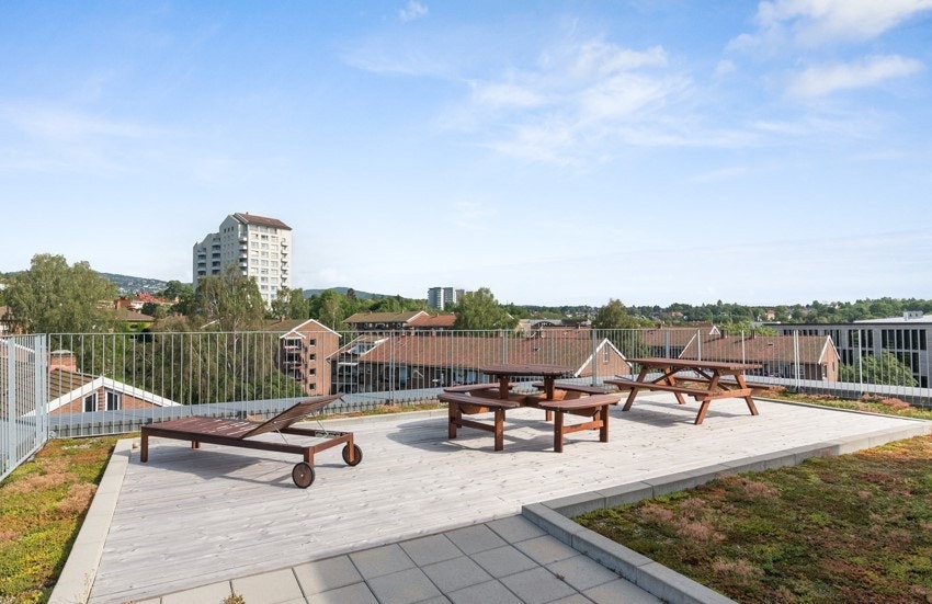 Stor og solrik takterrasse sameierne kan benytte seg av Galleribilde