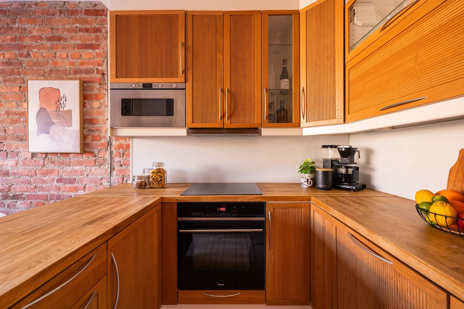 Kjøkkenet er godt utstyrt med integrert stekeovn (ny i 2018), induksjonstopp, oppvaskmaskin og kombinert kjøl-/fryseskap. Galleribilde