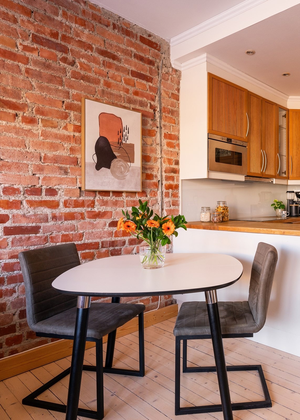 Fin sone for spisebord mellom stue- og kjøkkensonen. Galleribilde