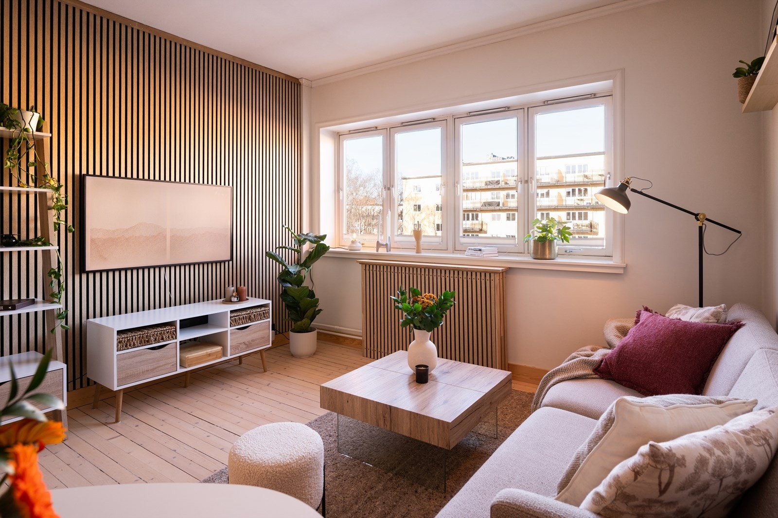 Det er vedtatt balkongutbygging i borettslaget, noe som vil gi denne boligen utgang til egen balkong fra stuen Galleribilde