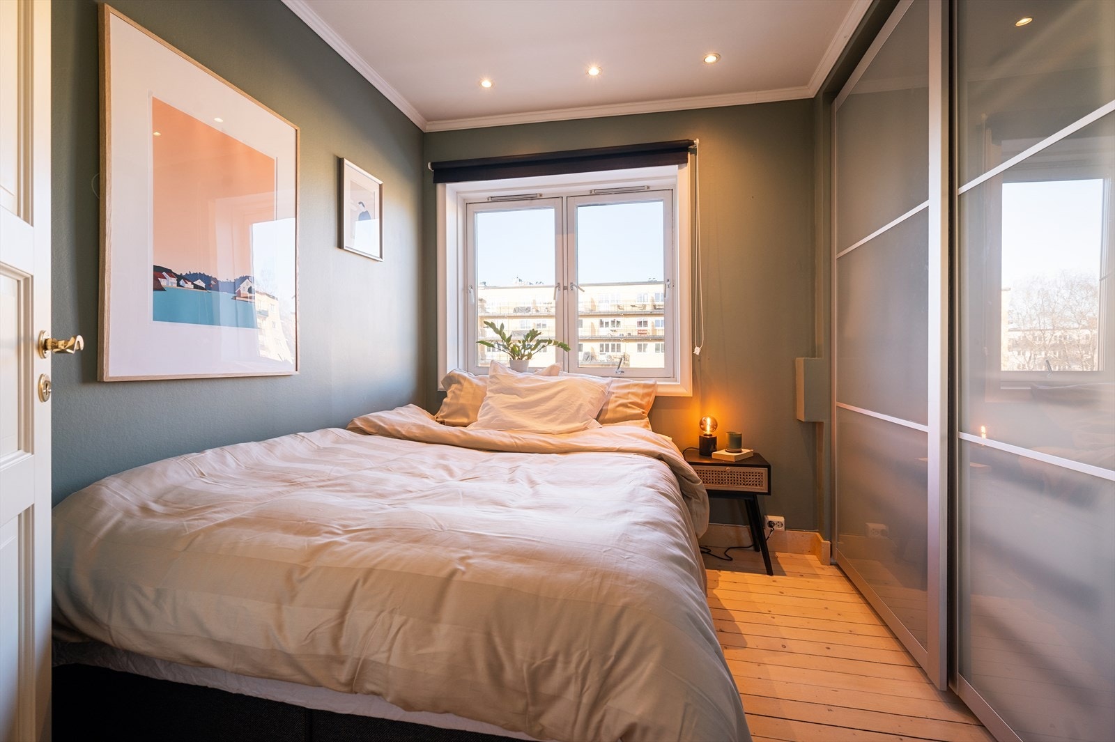 Innbydende soverom med god plass til dobbeltseng og nattbord. Galleribilde