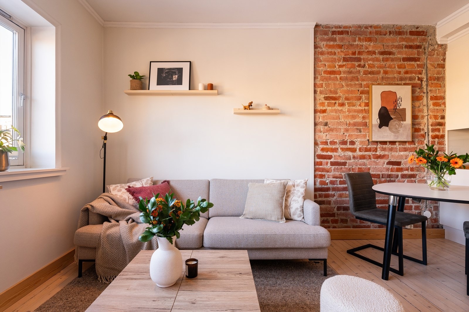 Leiligheten vender mot en frodig bakgård som byr på sol store deler av dagen om sommeren. Galleribilde