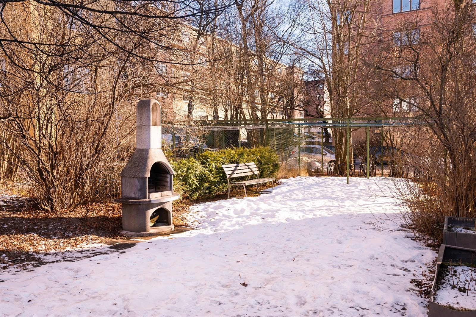 Borettslaget har en frodig bakgård som er mye brukt på sommerstid. Her er det både sittegrupper og grill til bruk for beboere. Galleribilde