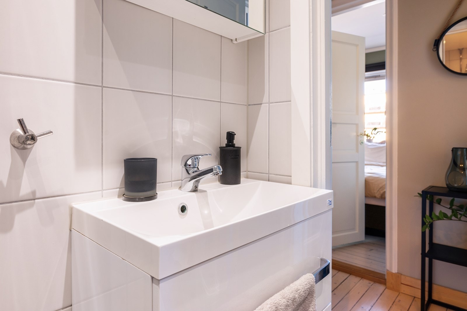 Badet har flislagte vegger og gulv med elektrisk gulvvarme. Innfelte downlights i tak gir behagelig belysning. Galleribilde