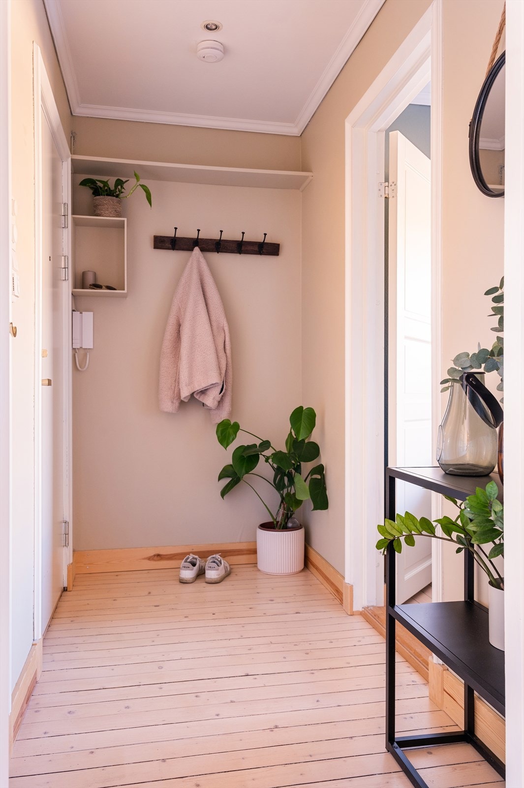 Entréen er både innbydende og praktisk, med plass til oppbevaring av sko og yttertøy på knagger og hattehylle. Galleribilde