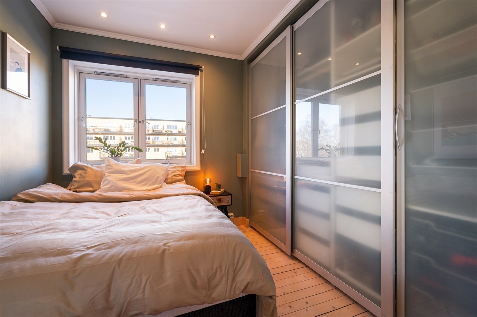 Rommet er utstyrt med en stor skyvedørsgarderobe, som gir effektiv og ryddig oppbevaring. Galleribilde